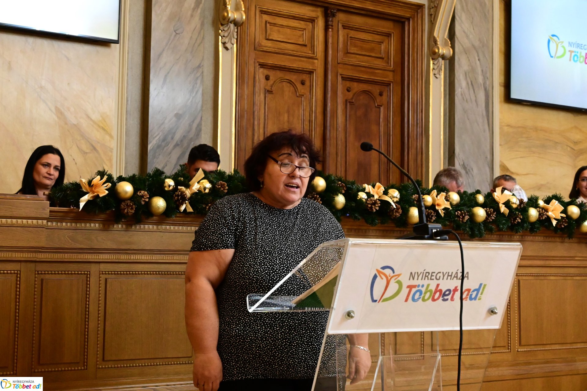 Roma díjátadó a Városházán