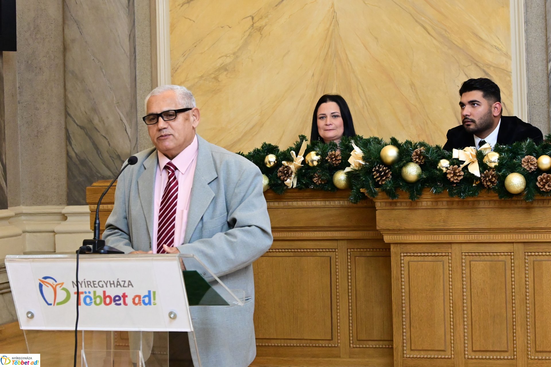 Roma díjátadó a Városházán