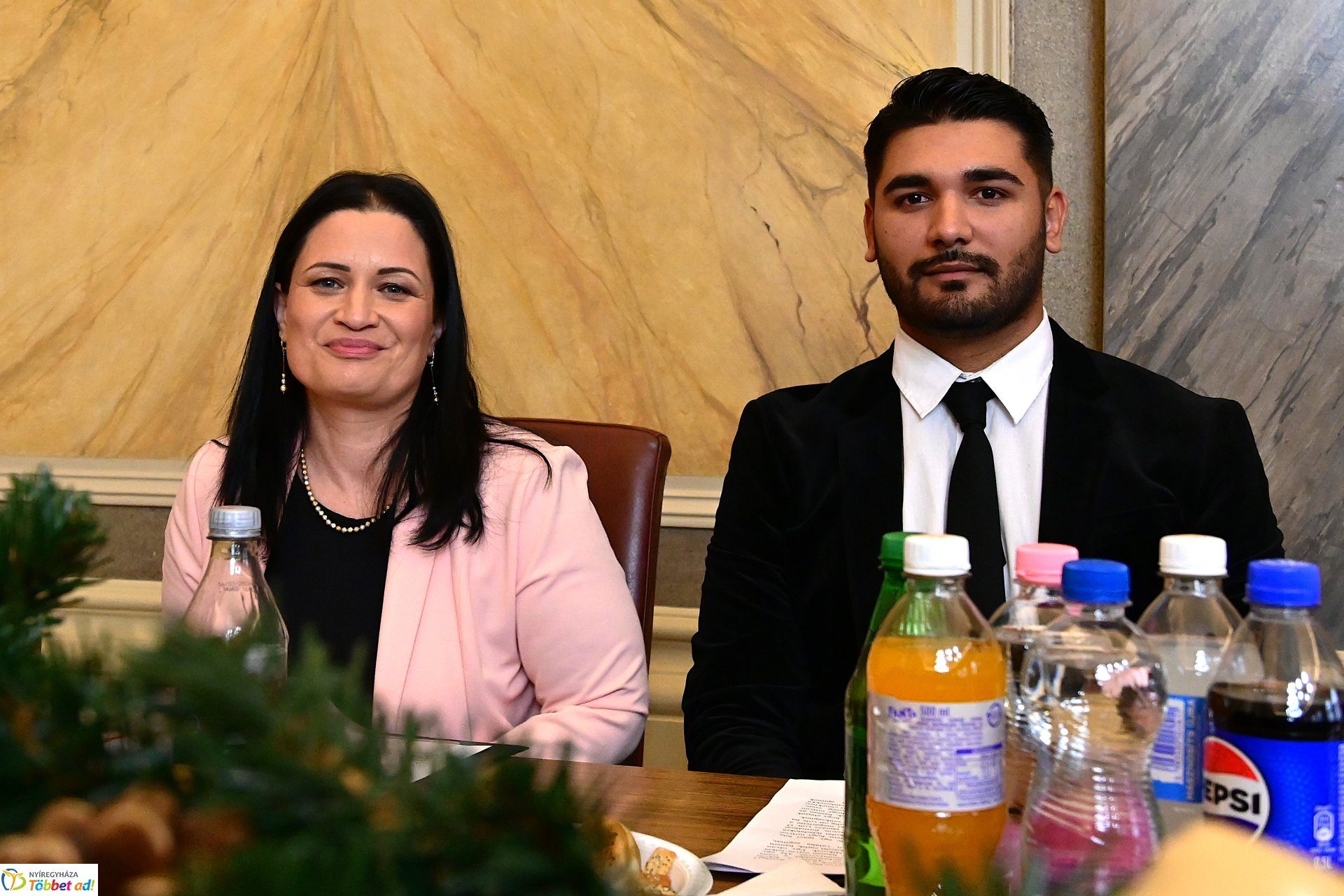 Roma díjátadó a Városházán