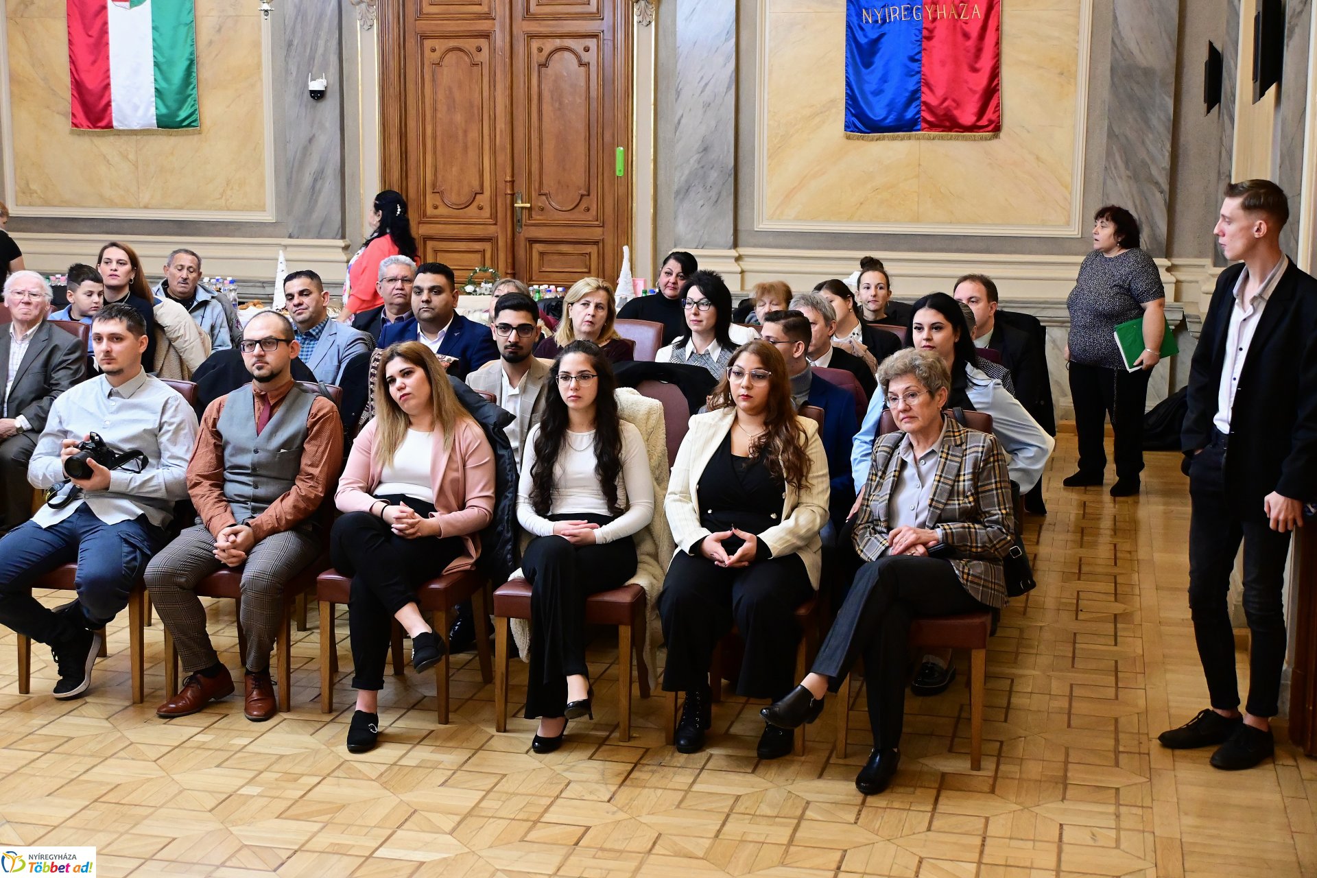 Roma díjátadó a Városházán