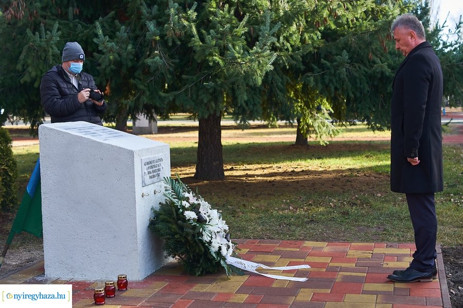 Roma emlékmű avatás az Északi Temetőben