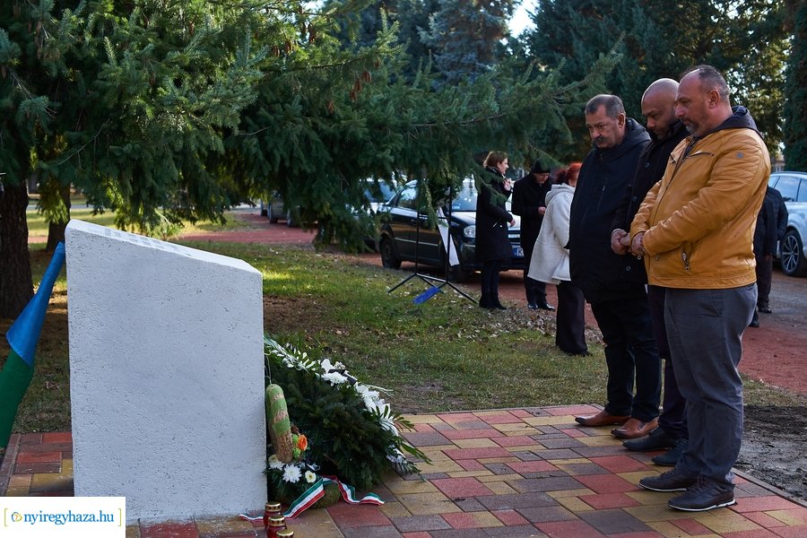 Roma emlékmű avatás az Északi Temetőben