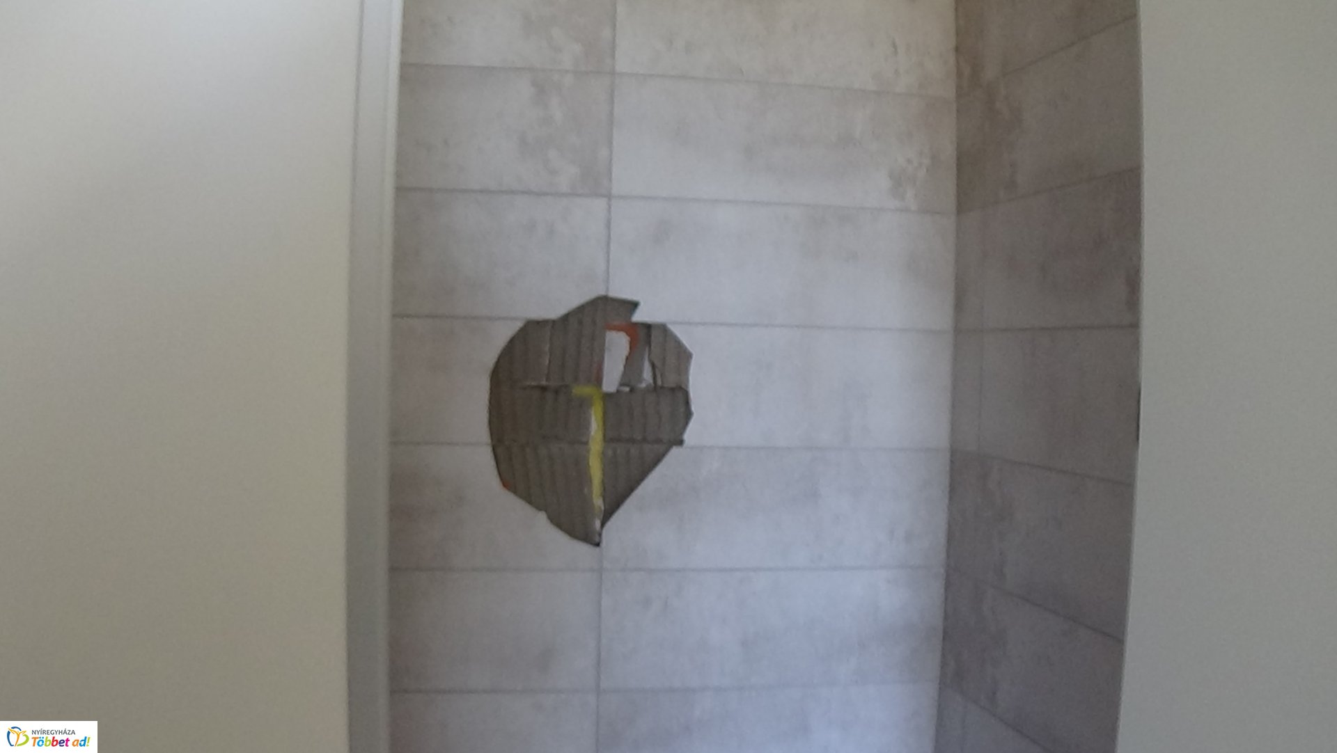 Rongálás a Bujtosi Városliget mosdójában