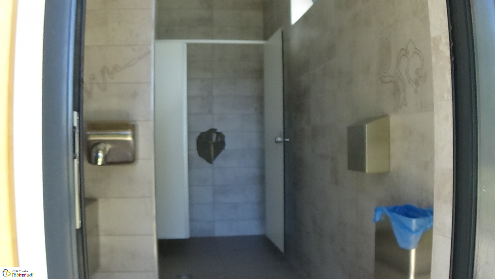 Rongálás a Bujtosi Városliget mosdójában