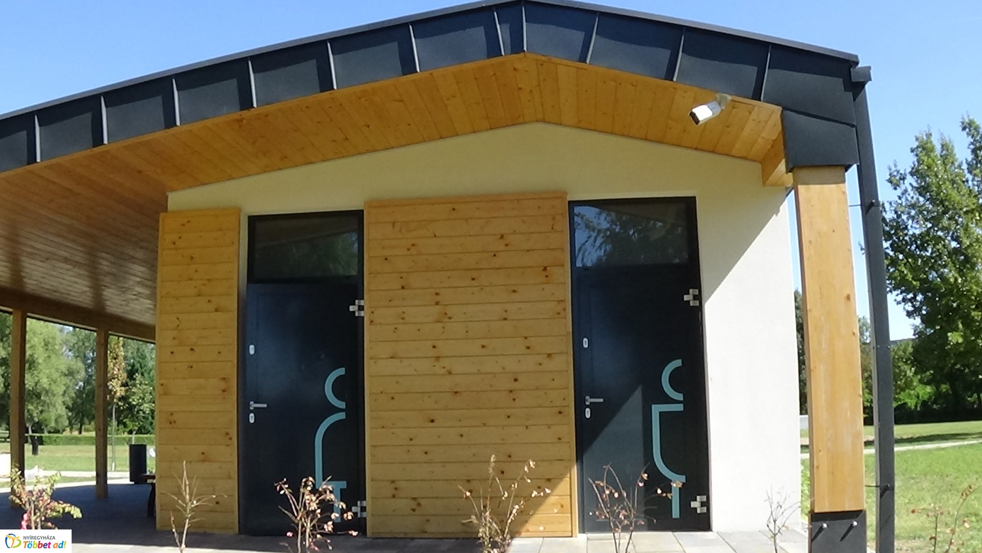 Rongálás a Bujtosi Városliget mosdójában