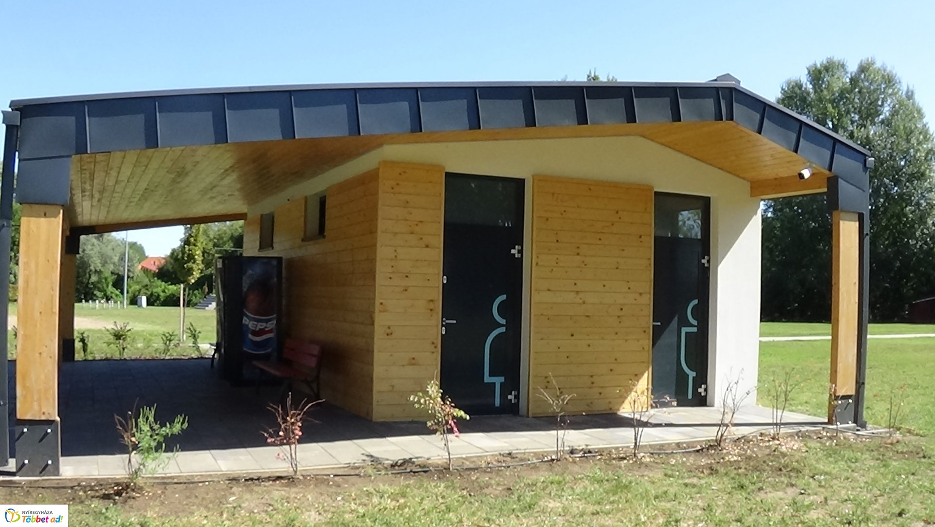 Rongálás a Bujtosi Városliget mosdójában