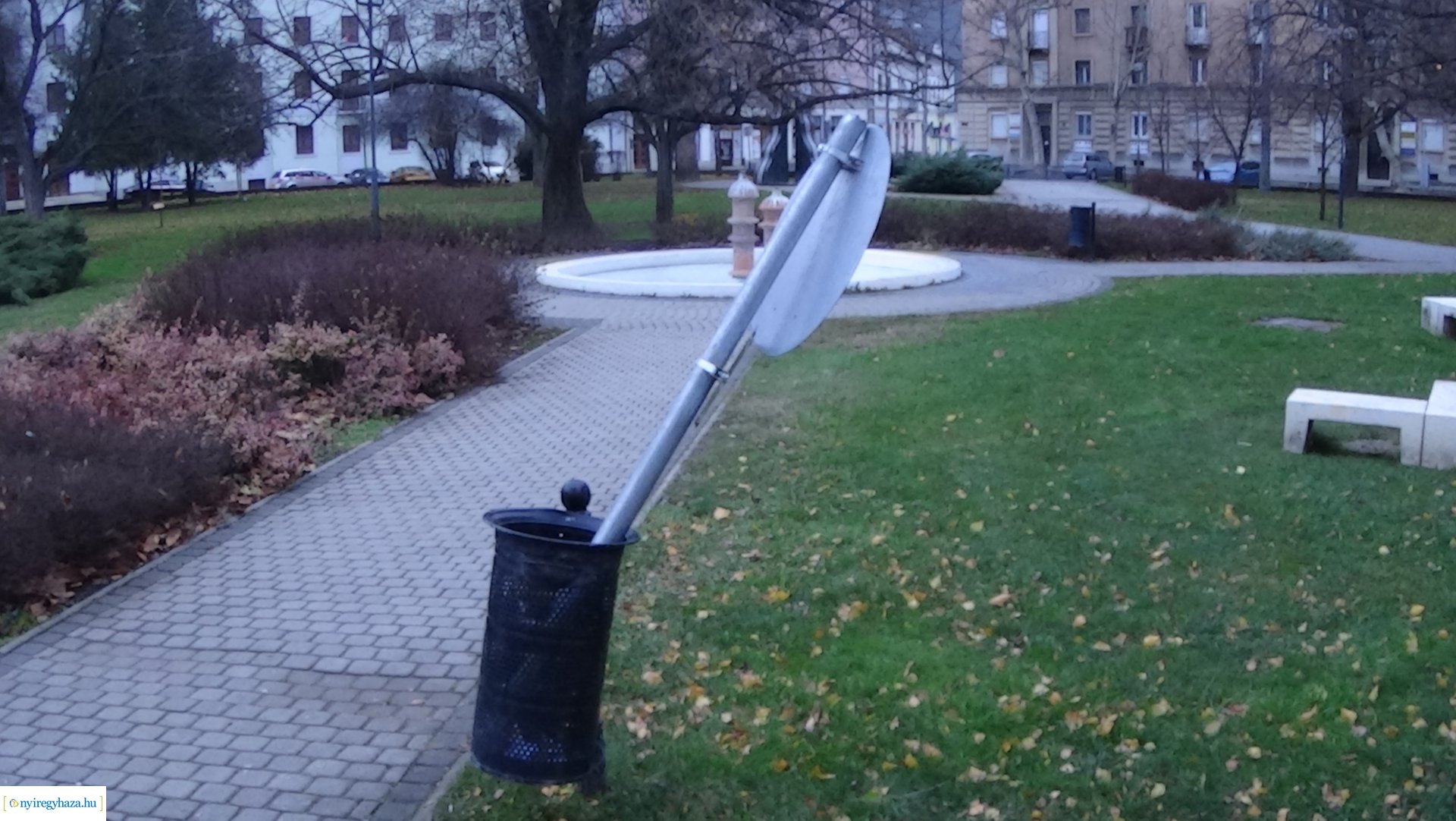 Rongáltak a Hősök terén