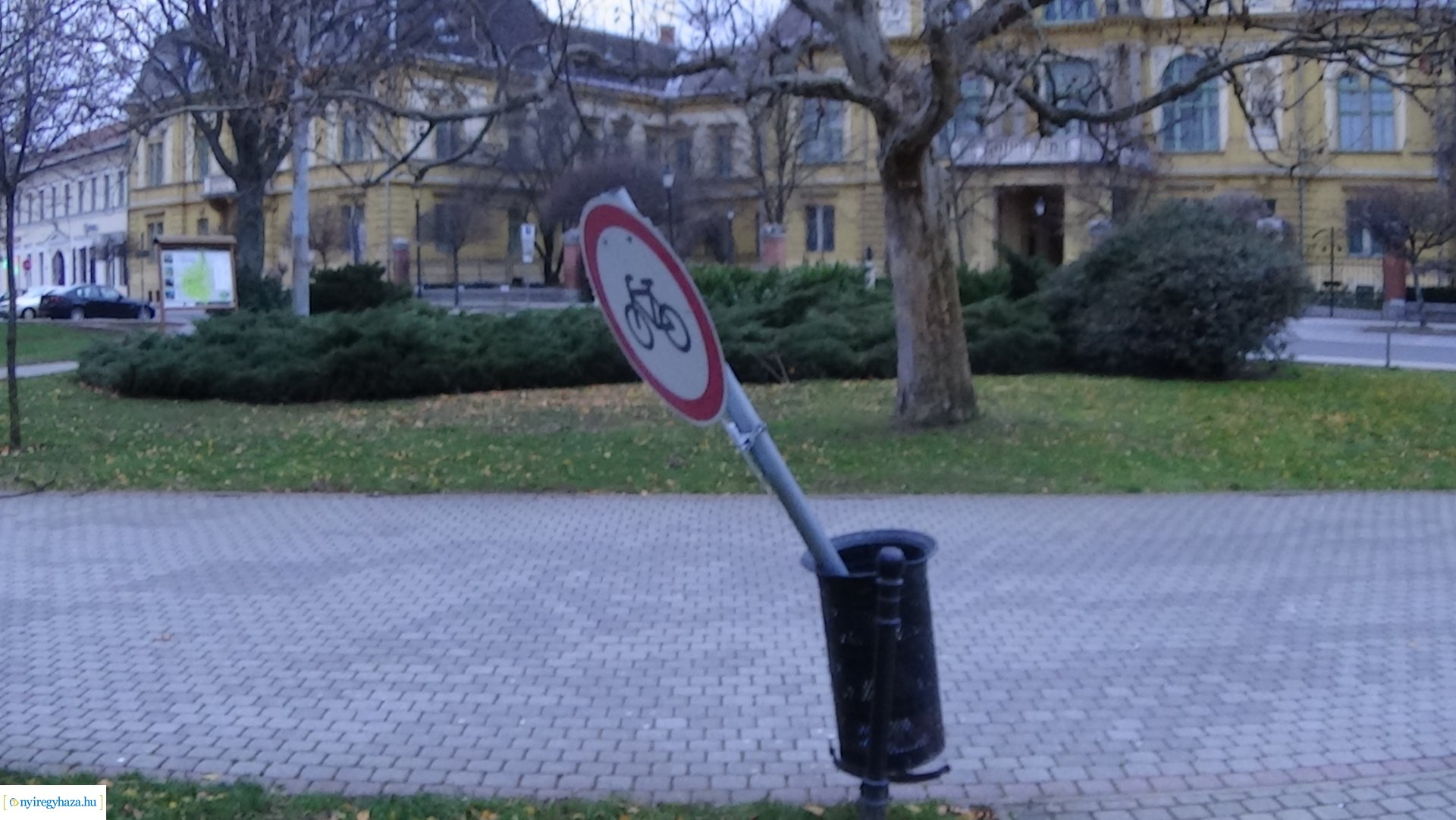 Rongáltak a Hősök terén