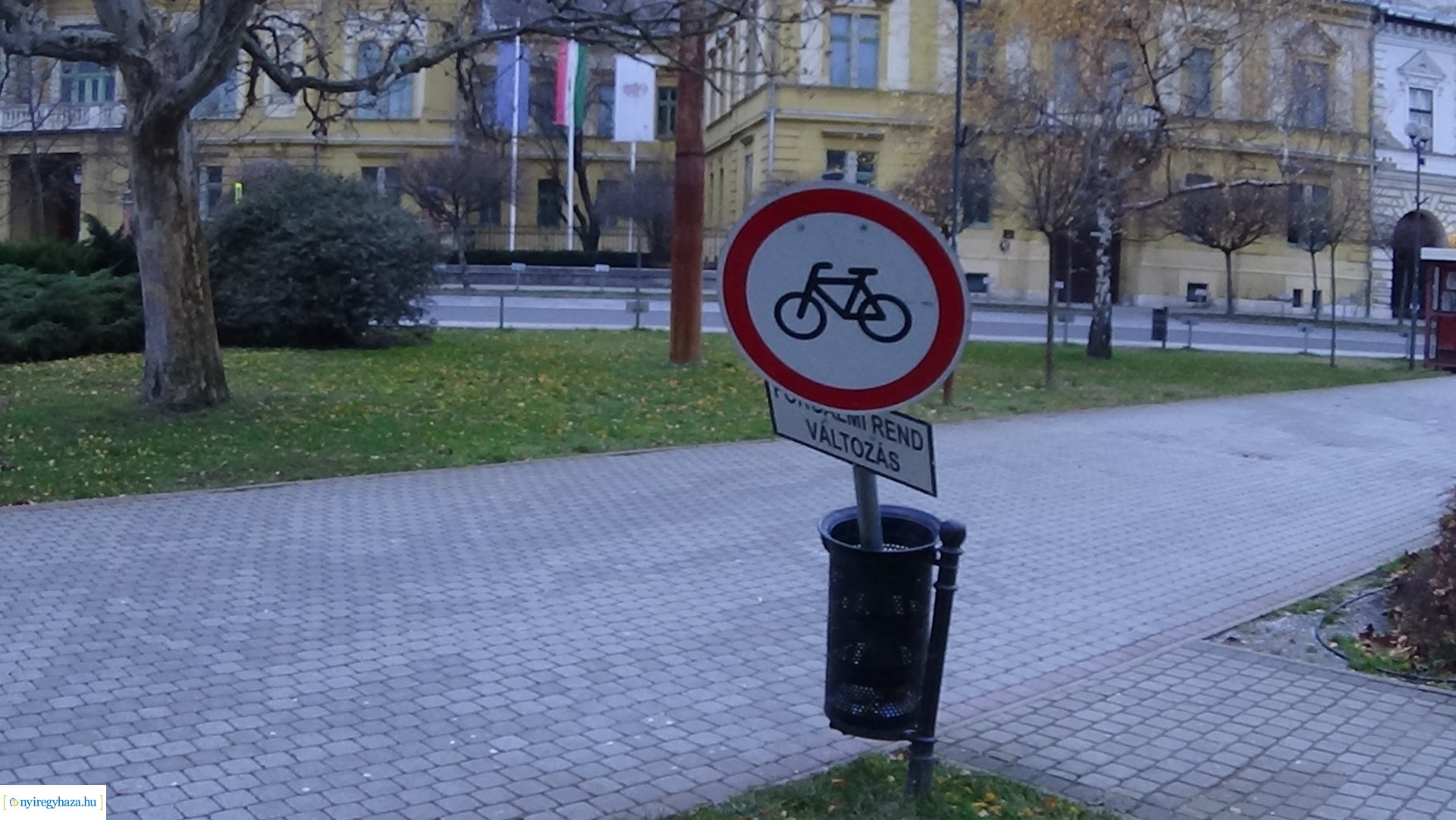 Rongáltak a Hősök terén