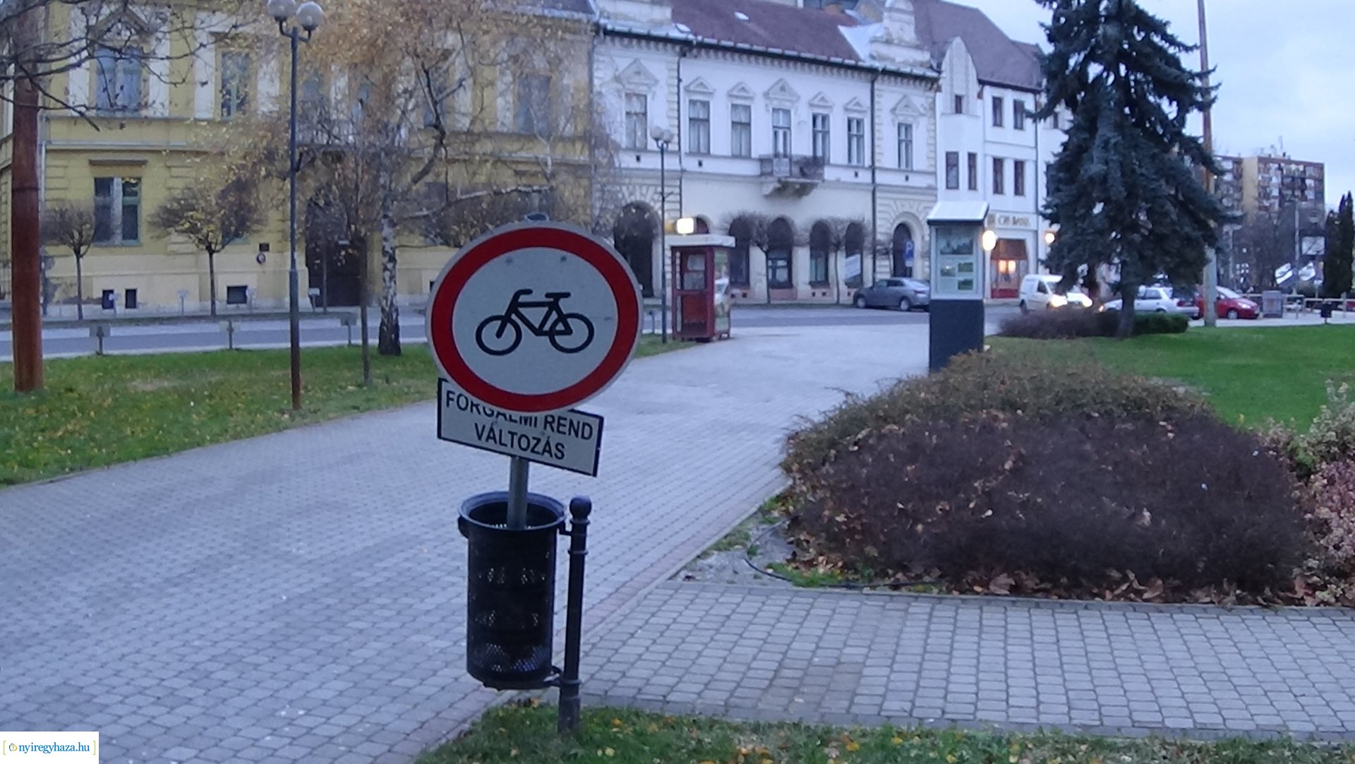 Rongáltak a Hősök terén