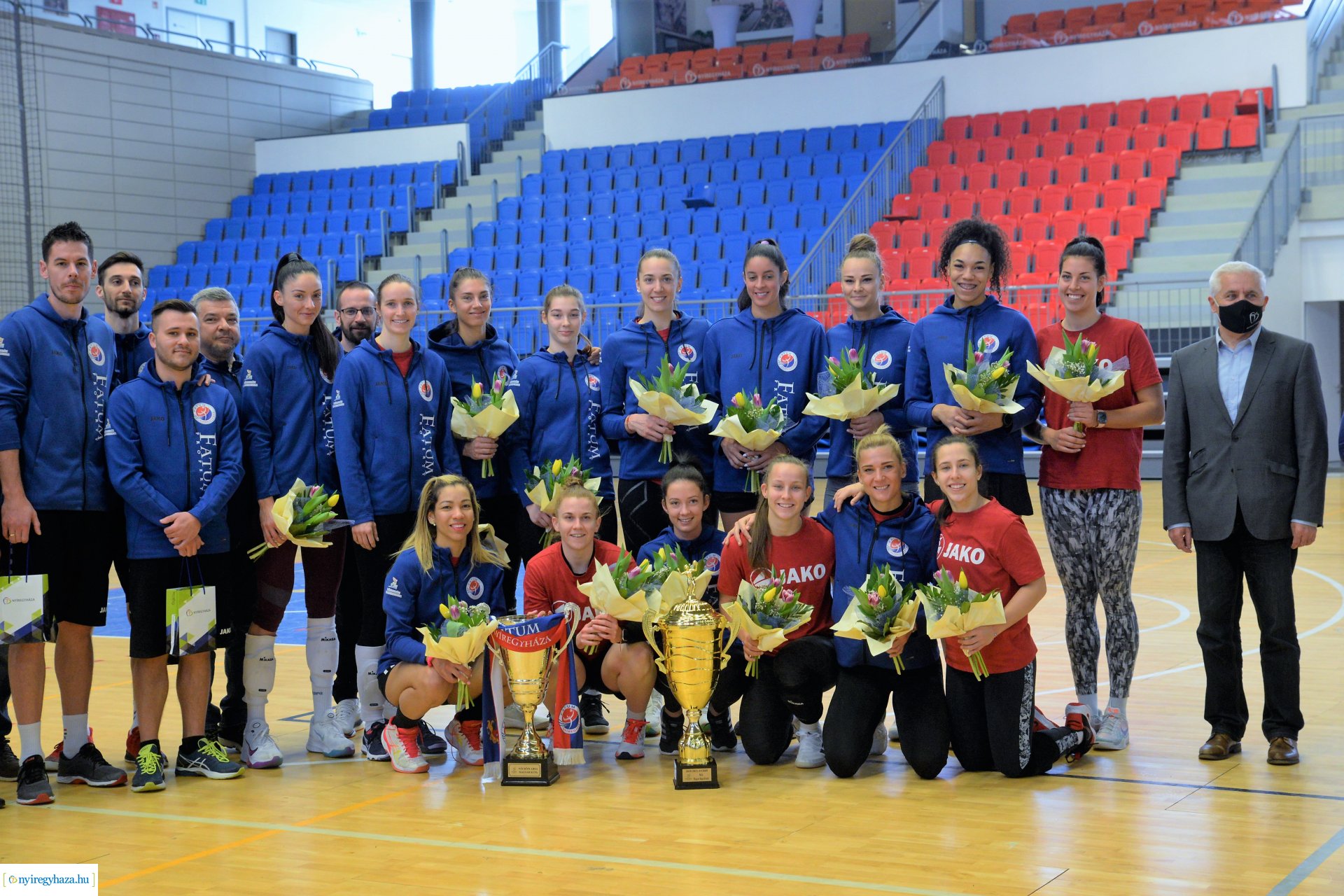 Röplabdás lányok köszöntése a Continental Arénában