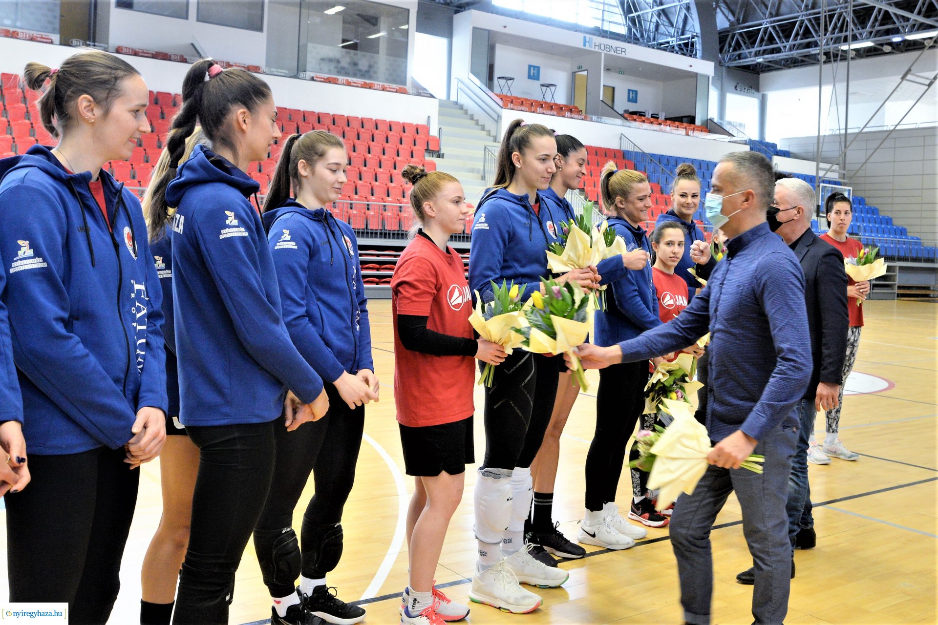 Röplabdás lányok köszöntése a Continental Arénában