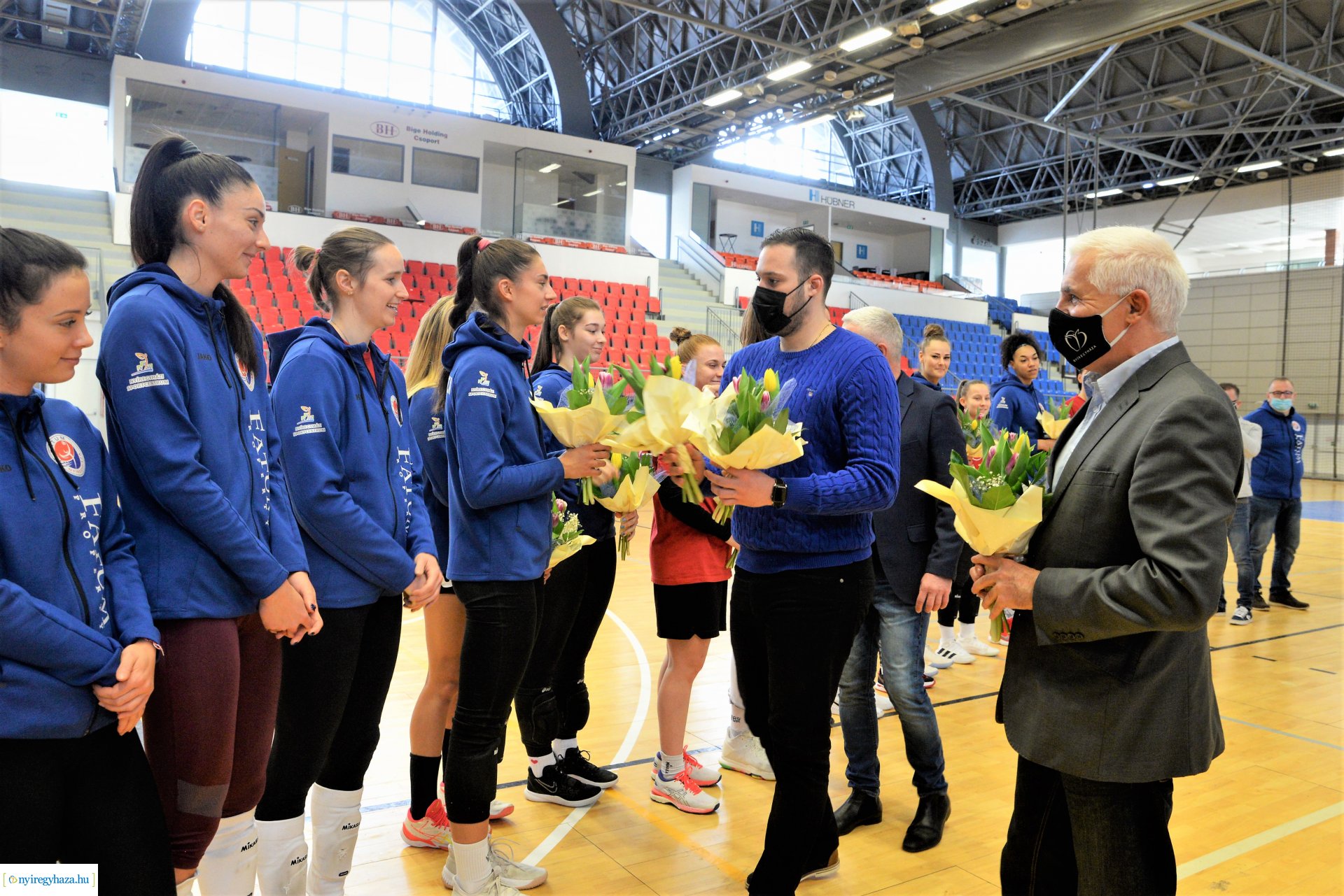 Röplabdás lányok köszöntése a Continental Arénában