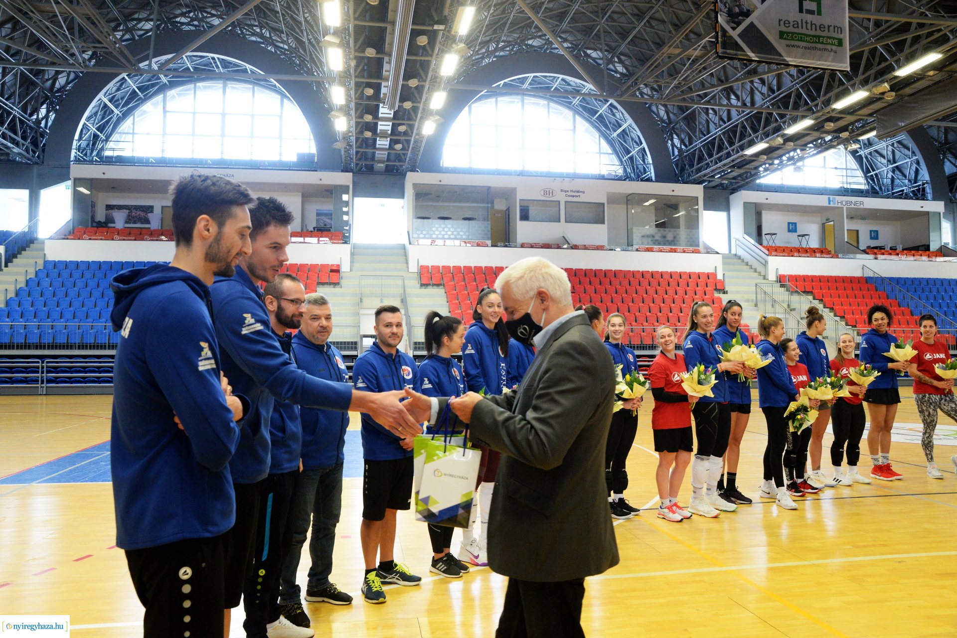Röplabdás lányok köszöntése a Continental Arénában