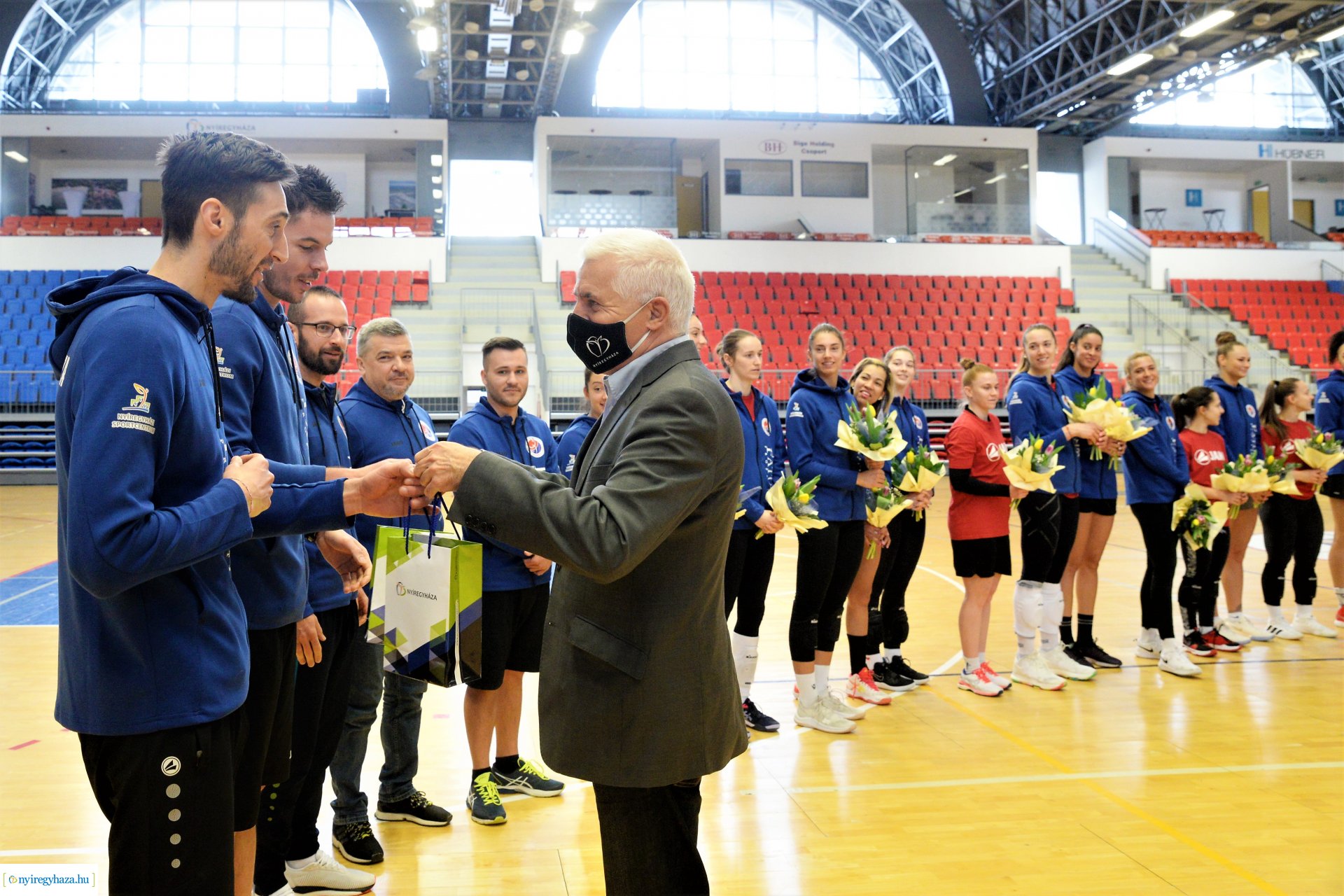 Röplabdás lányok köszöntése a Continental Arénában