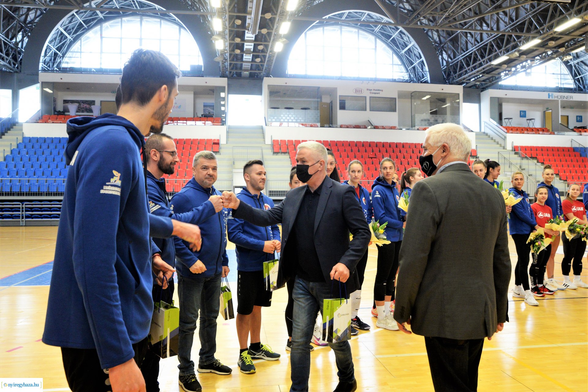 Röplabdás lányok köszöntése a Continental Arénában