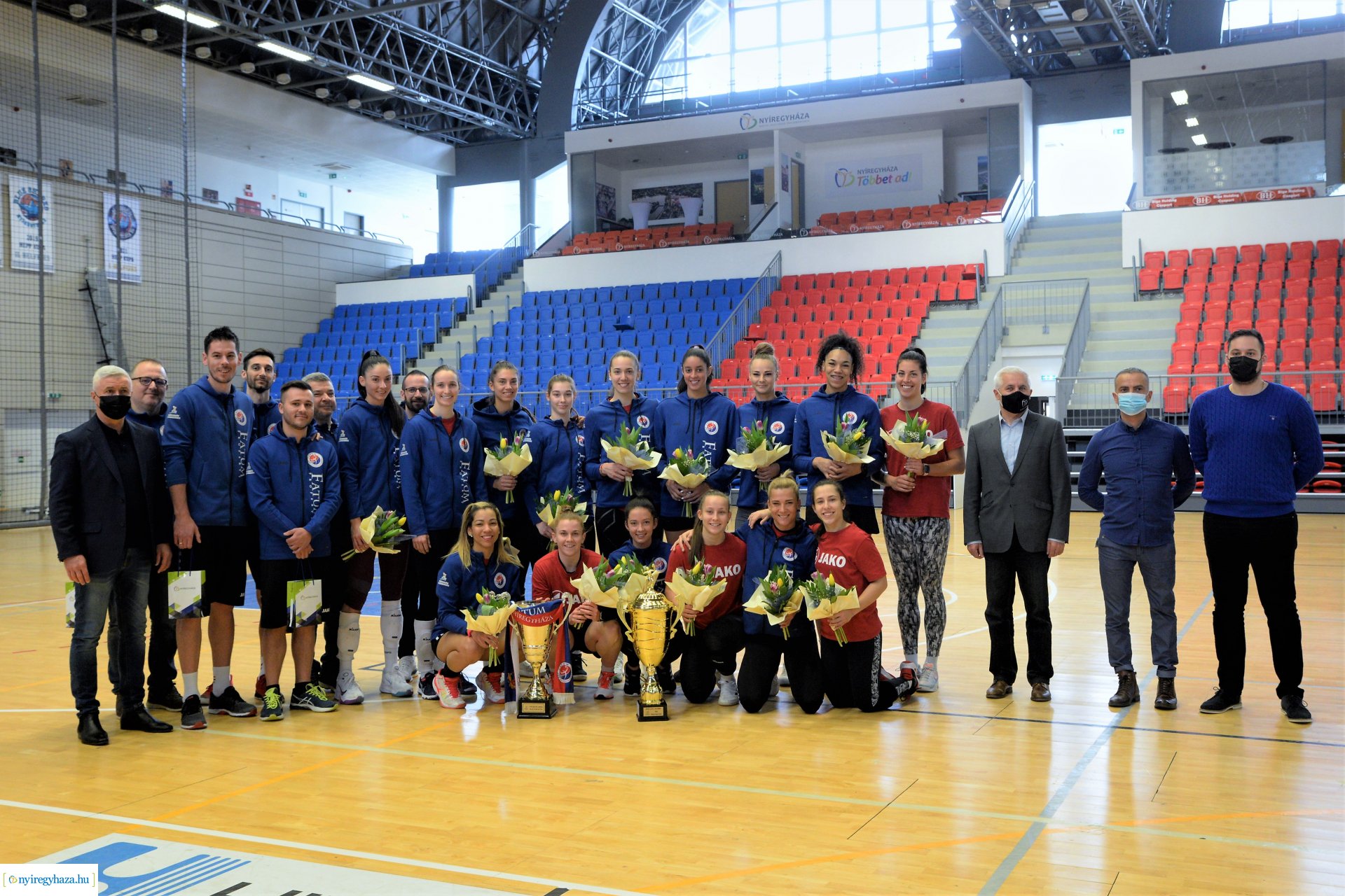 Röplabdás lányok köszöntése a Continental Arénában
