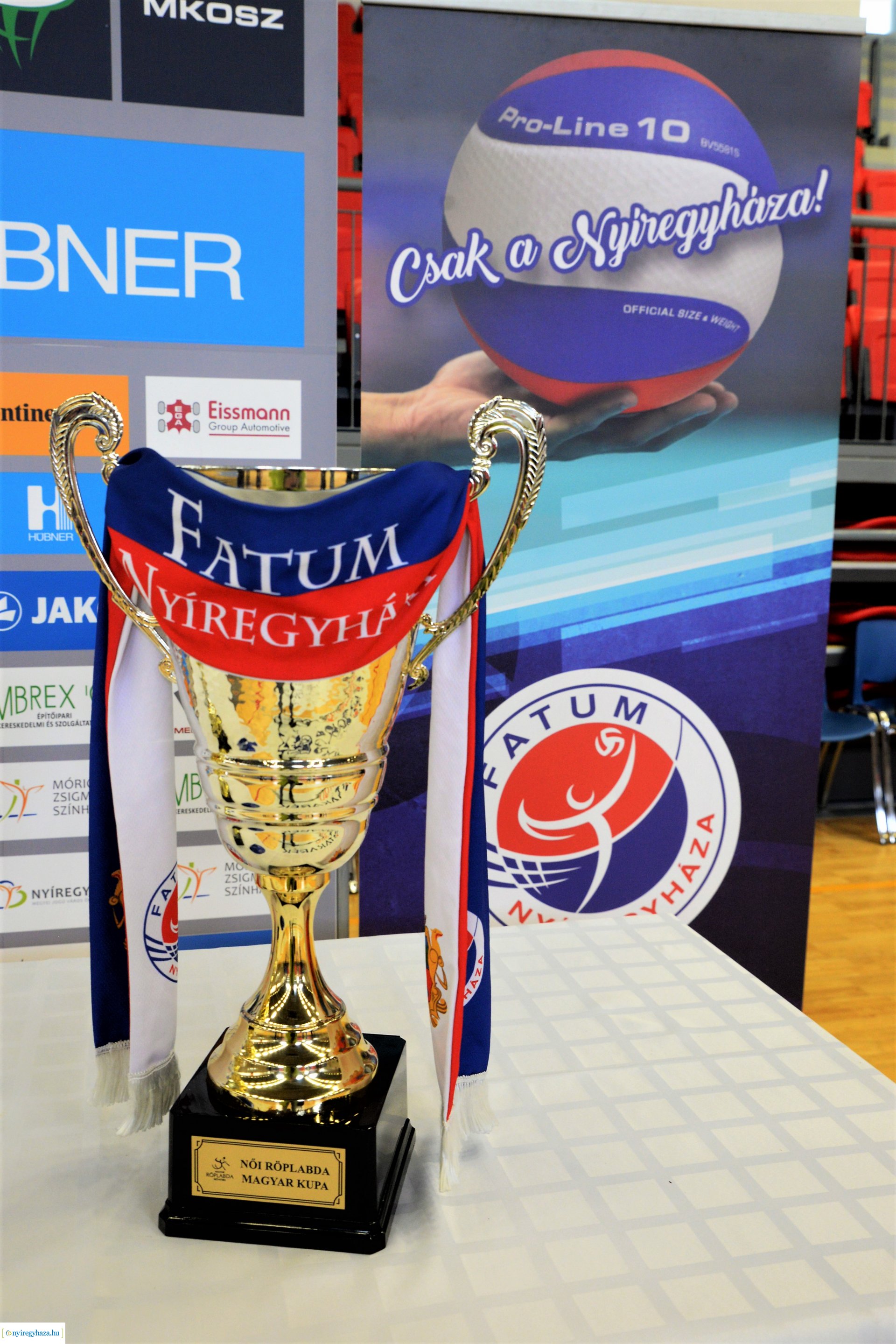 Röplabdás lányok köszöntése a Continental Arénában