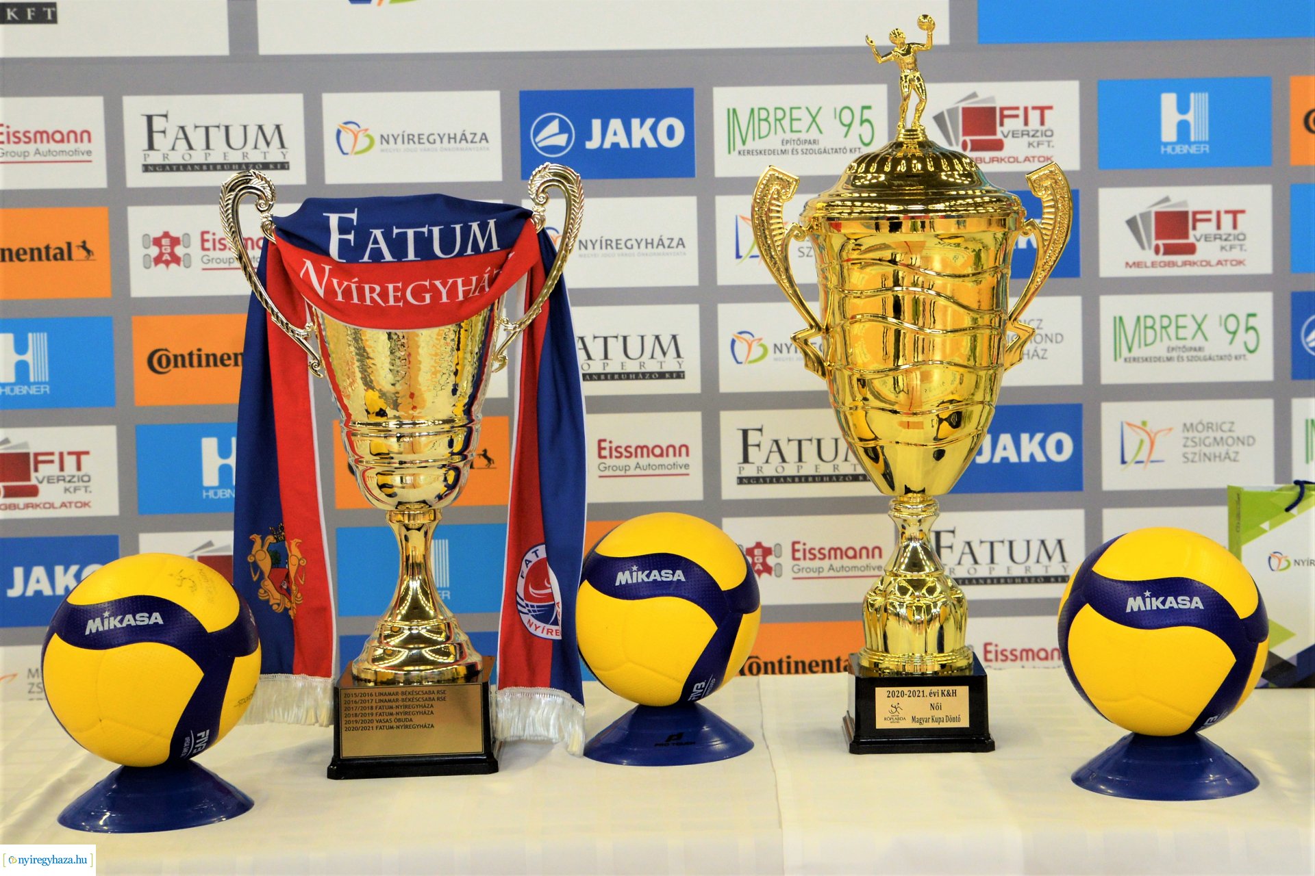 Röplabdás lányok köszöntése a Continental Arénában