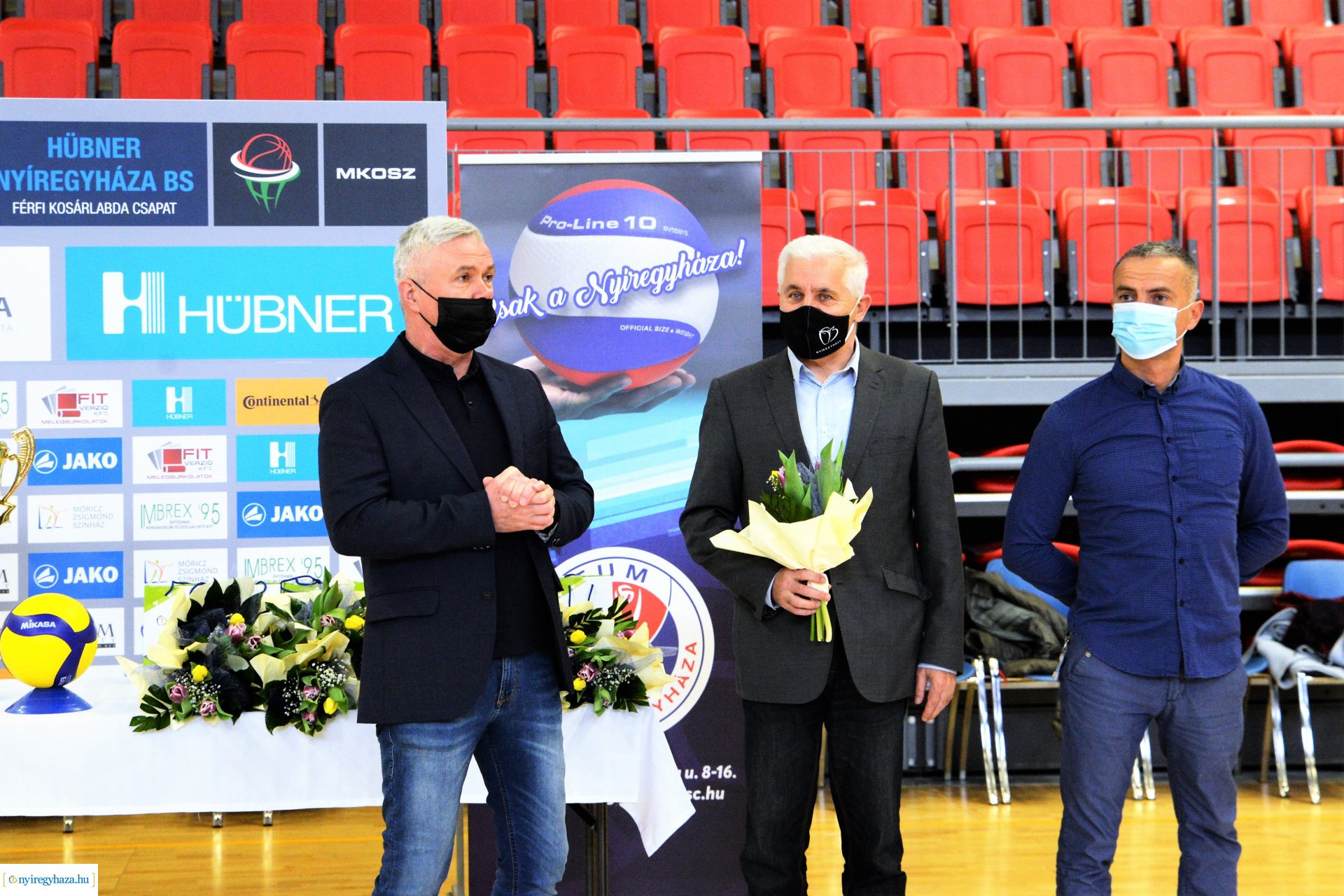 Röplabdás lányok köszöntése a Continental Arénában