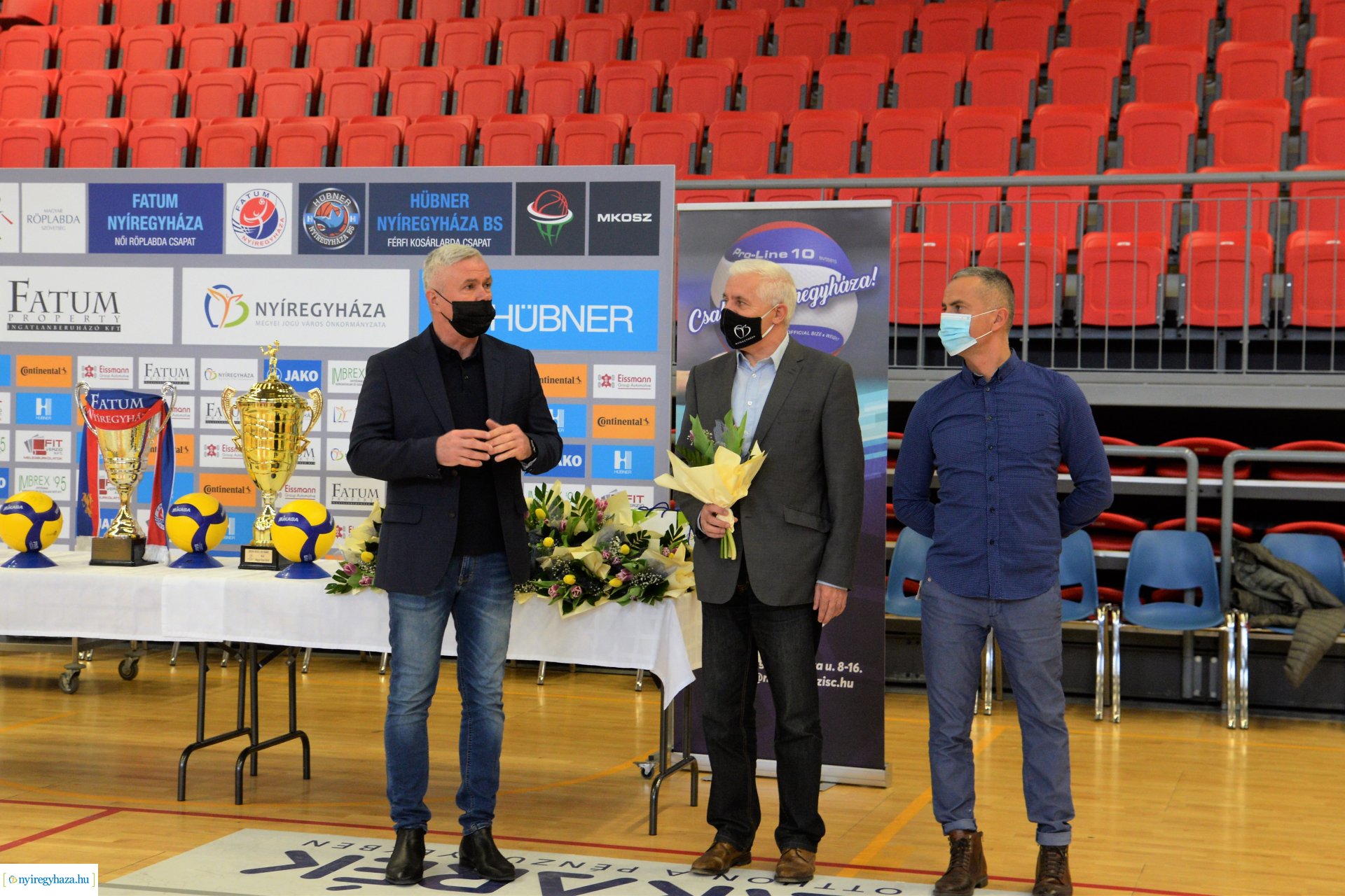 Röplabdás lányok köszöntése a Continental Arénában