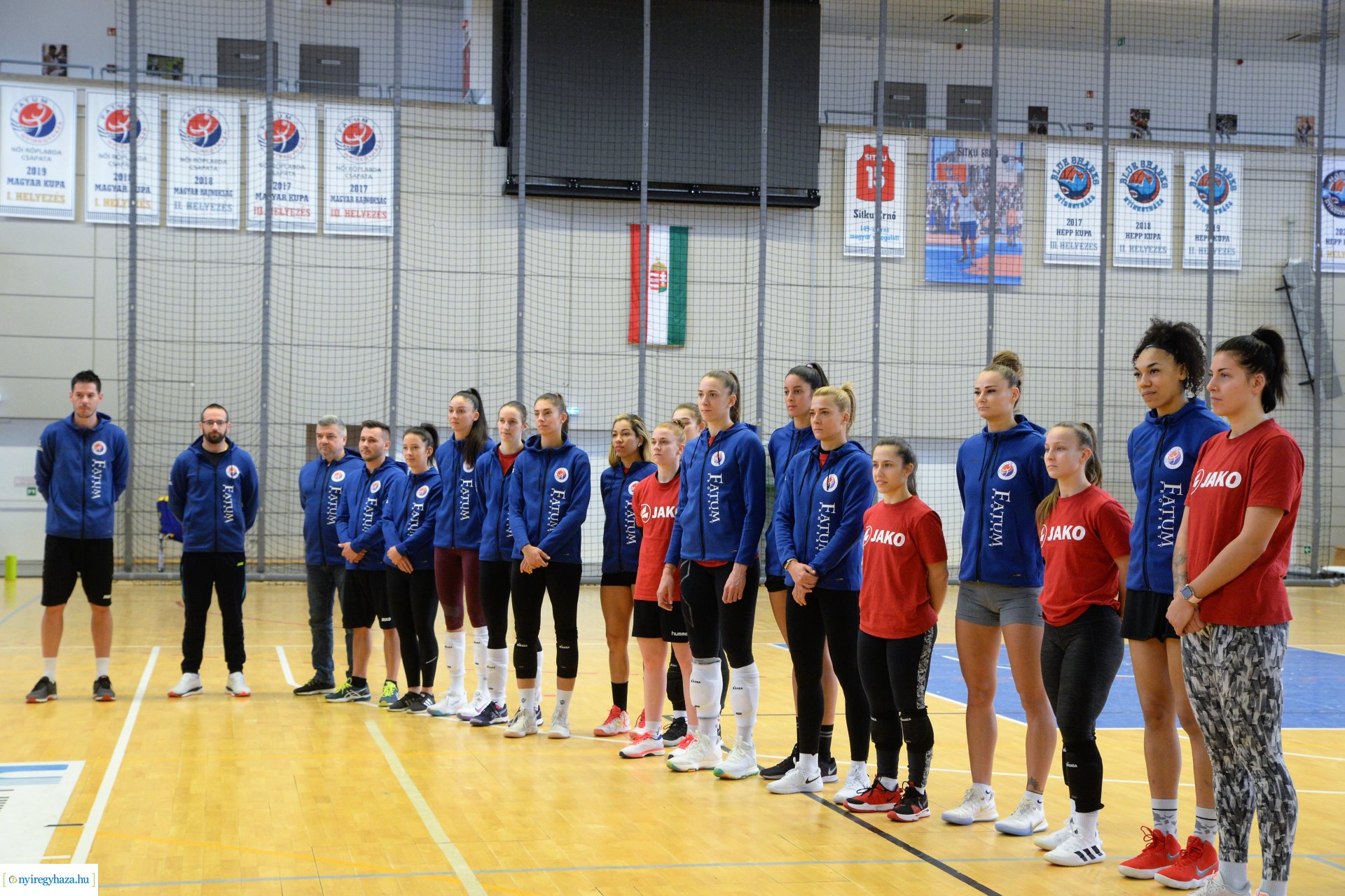 Röplabdás lányok köszöntése a Continental Arénában