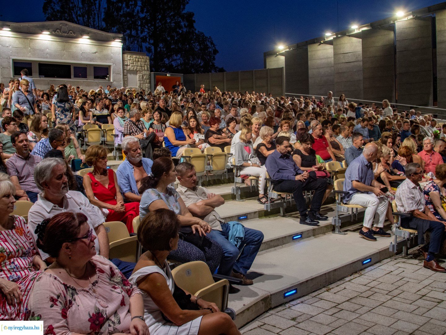 Rózsakert Szabadtéri Színpad Bolha a fülbe