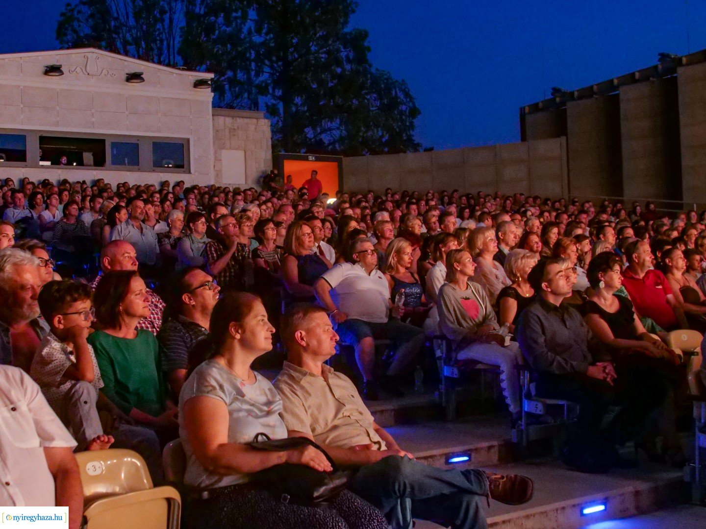 Rózsakert Szabadtéri Színpad Bolha a fülbe
