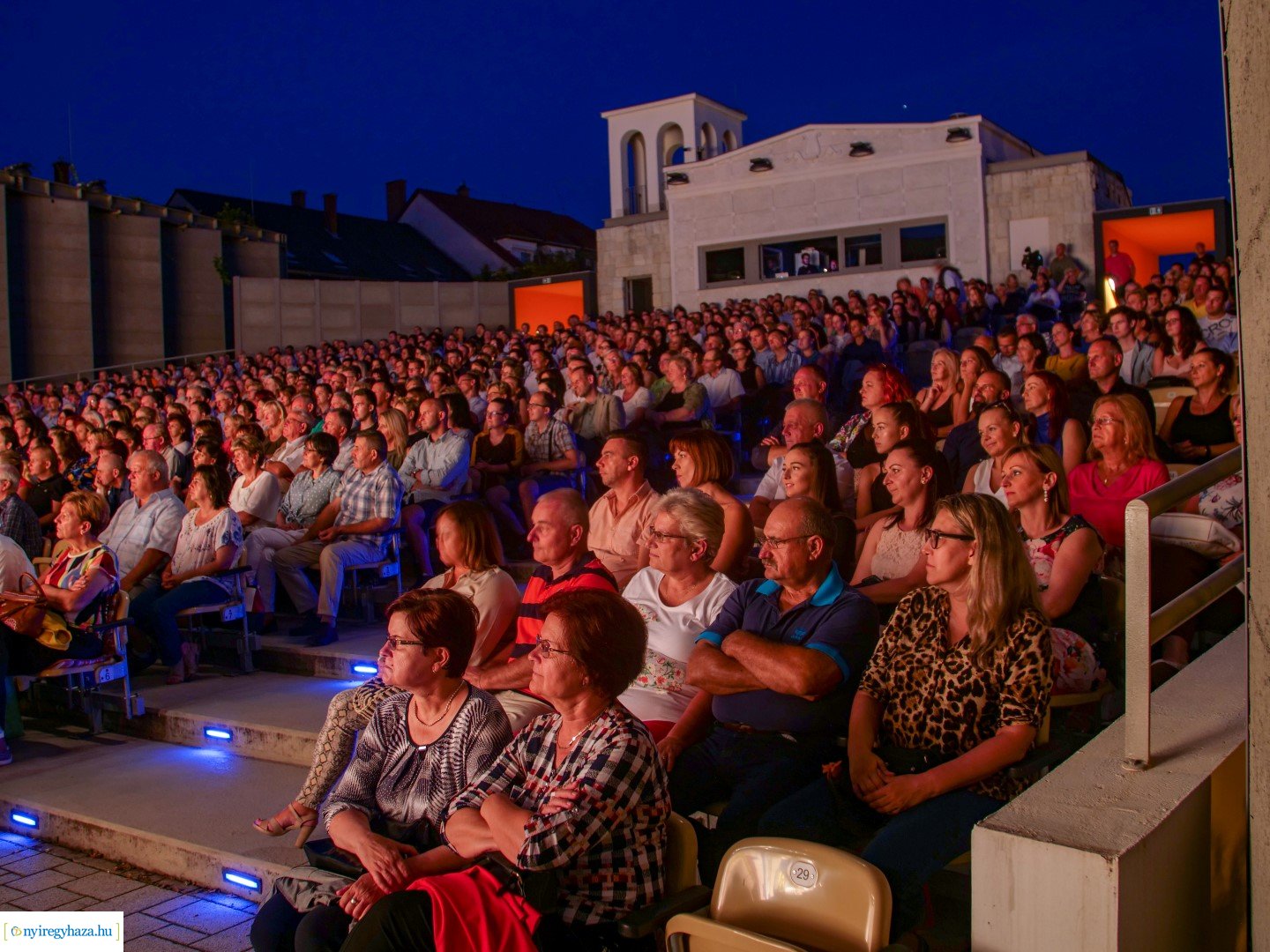 Rózsakert Szabadtéri Színpad Bolha a fülbe