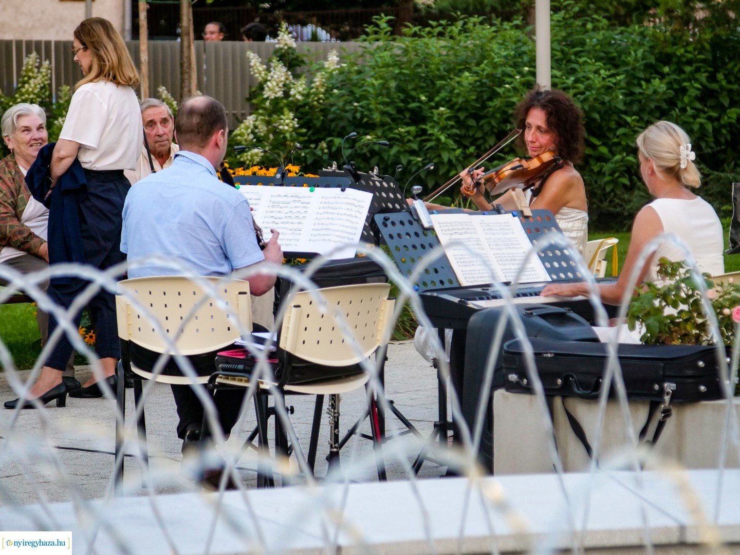 Rózsakert Szabadtéri Színpad Bolha a fülbe