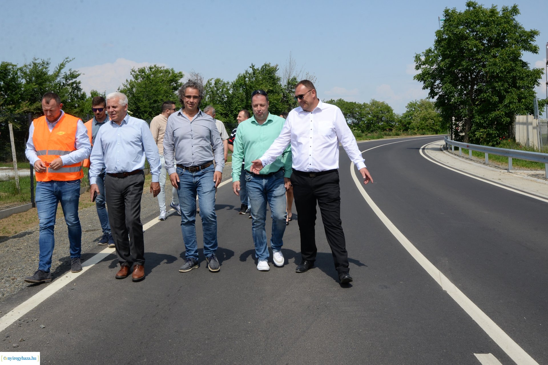 Rozsrétszőlő felújított  bekötőút átadás