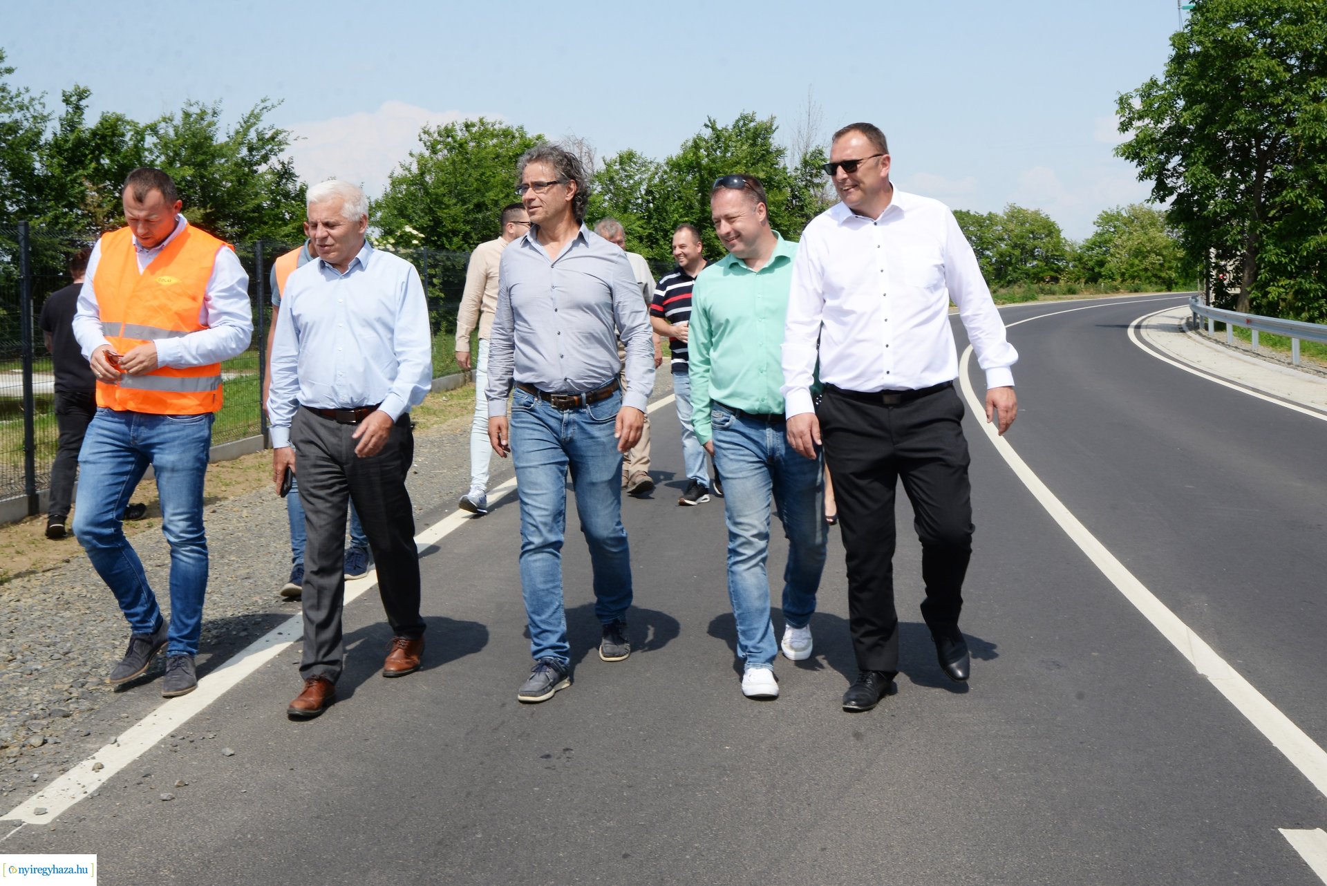 Rozsrétszőlő felújított  bekötőút átadás