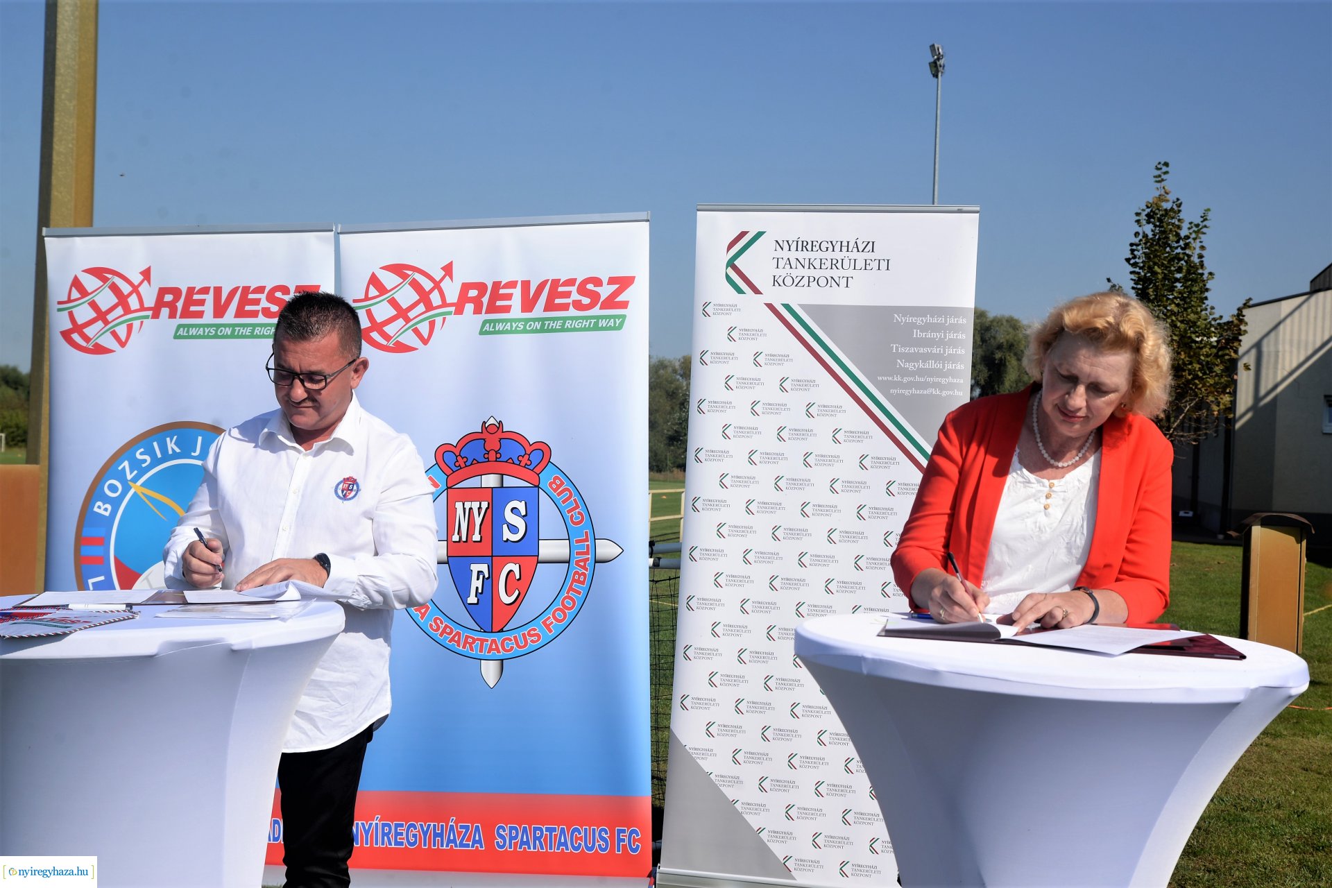 Rúgj labdába program - szerződés aláírás az örökösföldi pályán