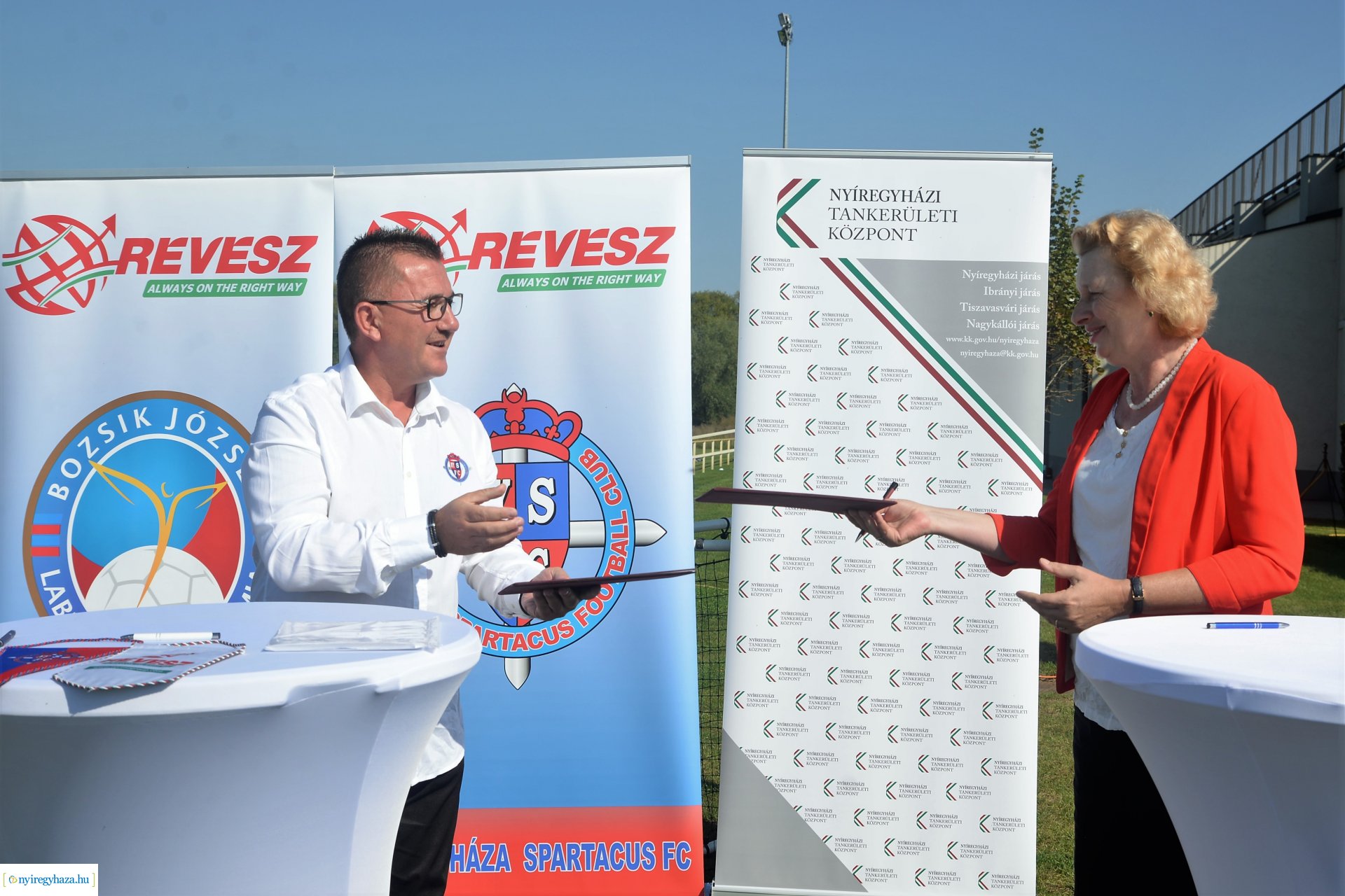 Rúgj labdába program - szerződés aláírás az örökösföldi pályán