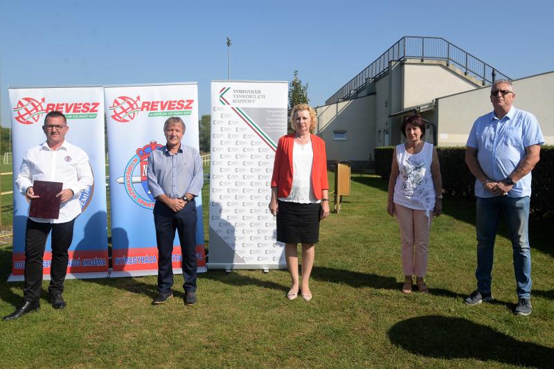Rúgj labdába program - szerződés aláírás az örökösföldi pályán