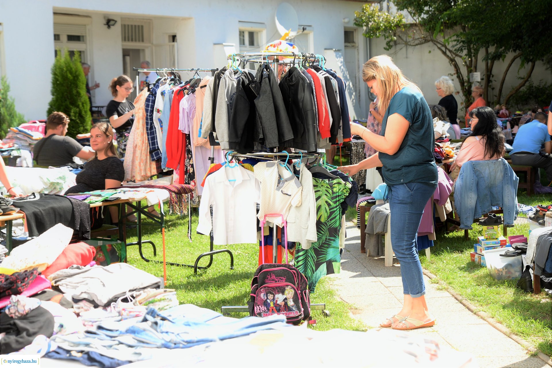 Ruhabörze a Kölyökvárban