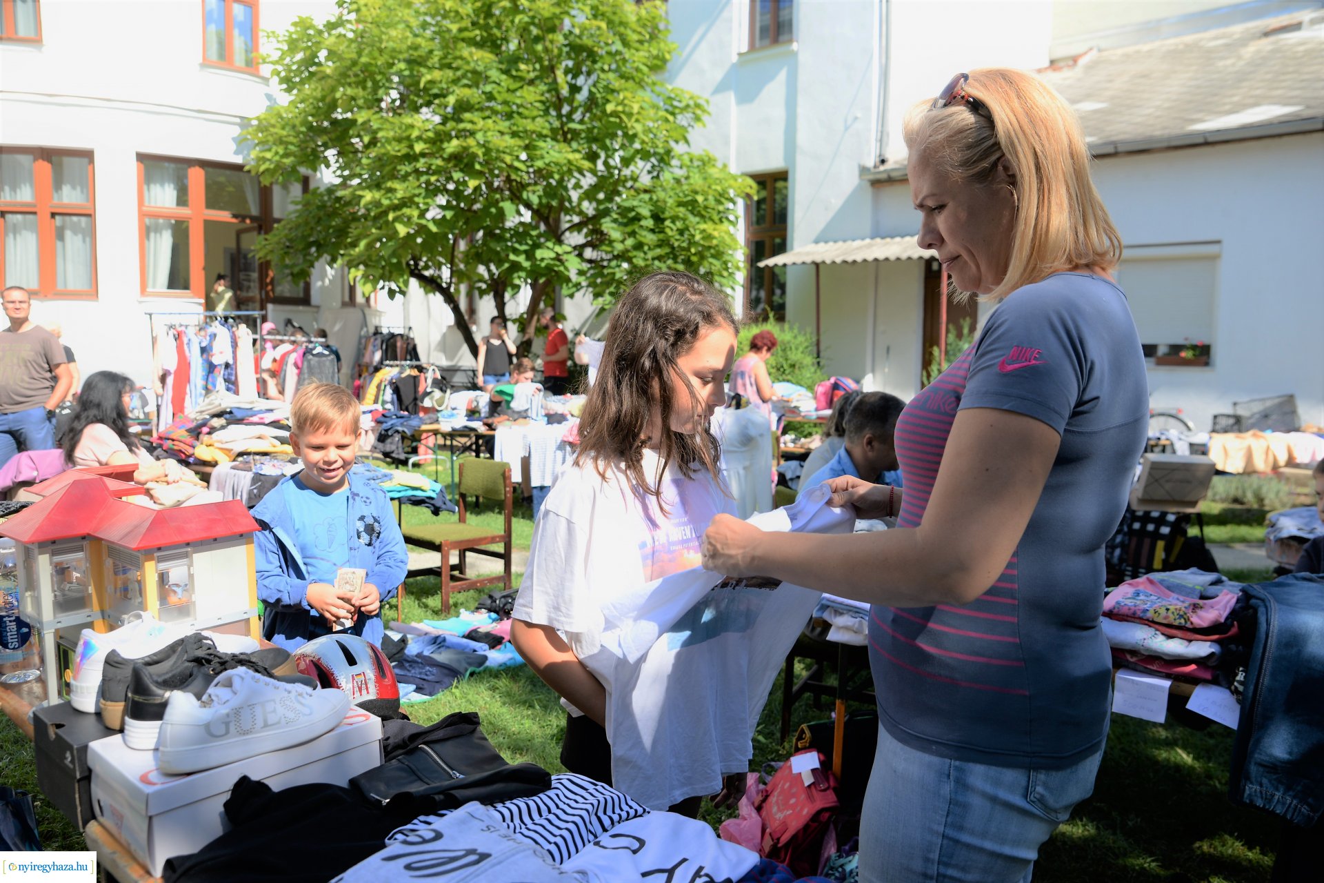 Ruhabörze a Kölyökvárban