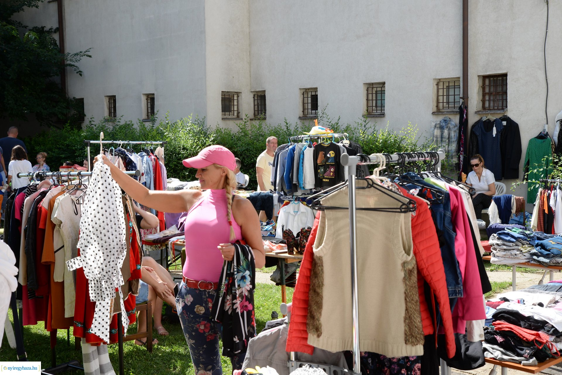 Ruhabörze a Kölyökvárban