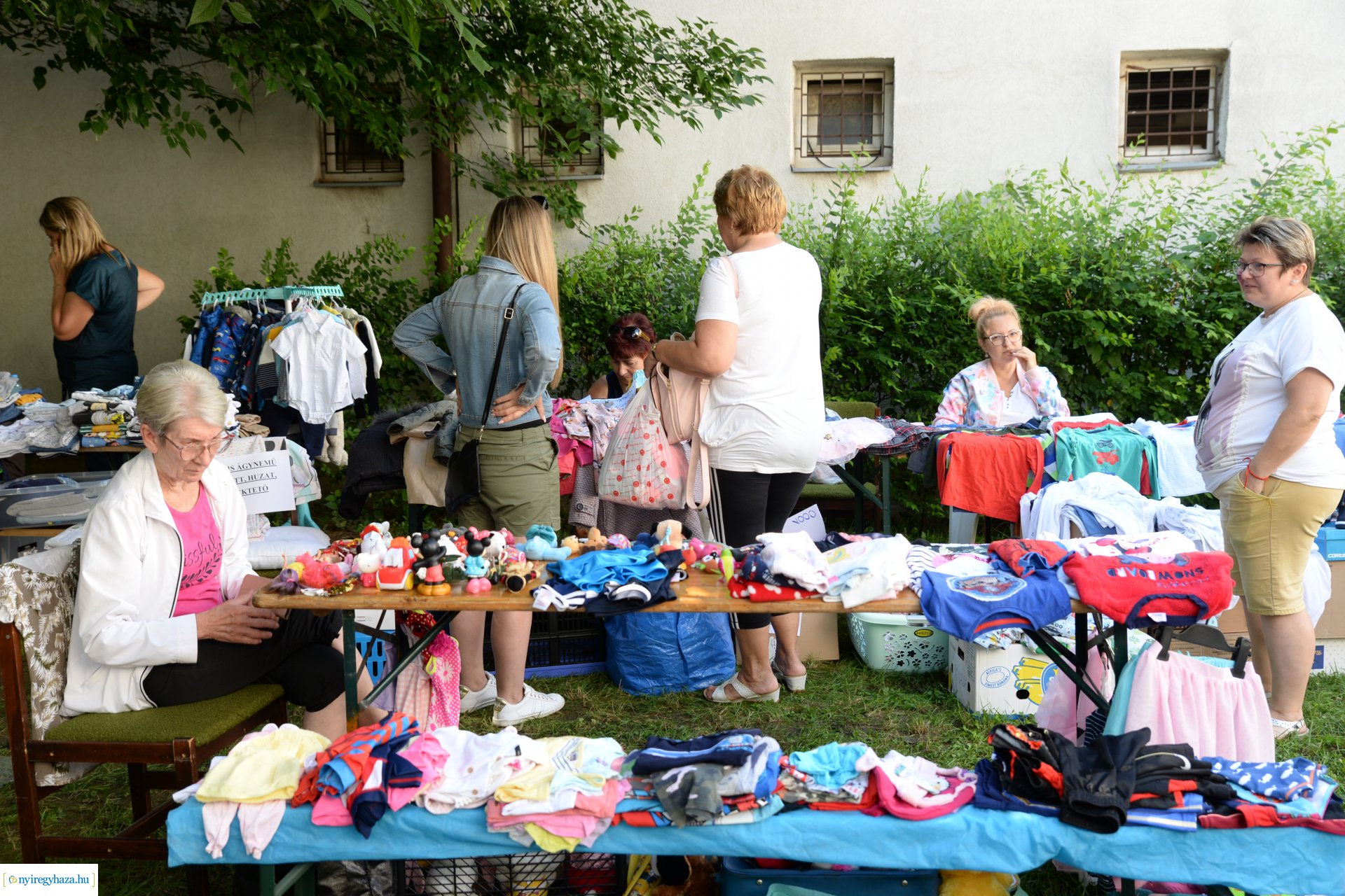 Ruhabörze a Kölyökvárban