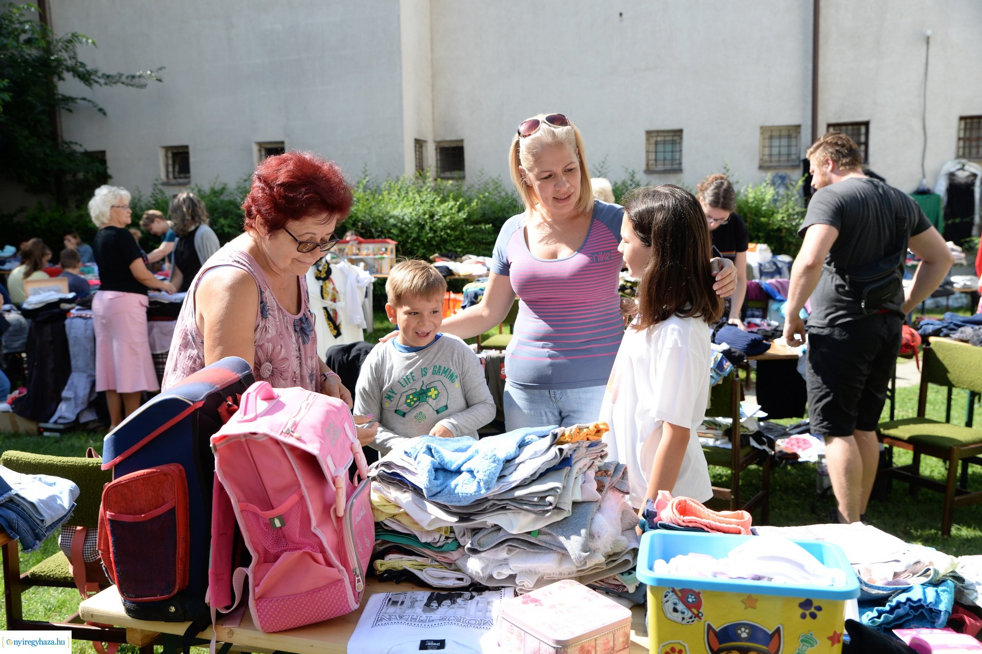 Ruhabörze a Kölyökvárban