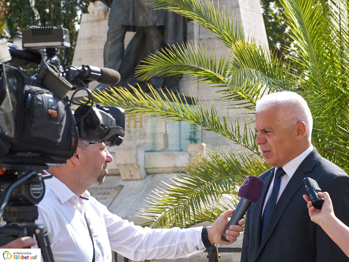 Sajtótájékoztató a Kossuth téren