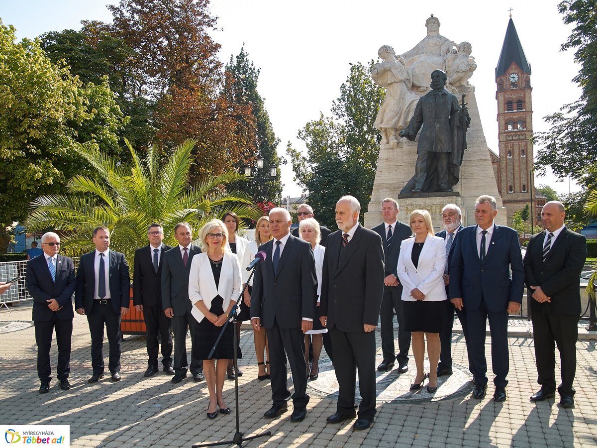 Sajtótájékoztató a Kossuth téren