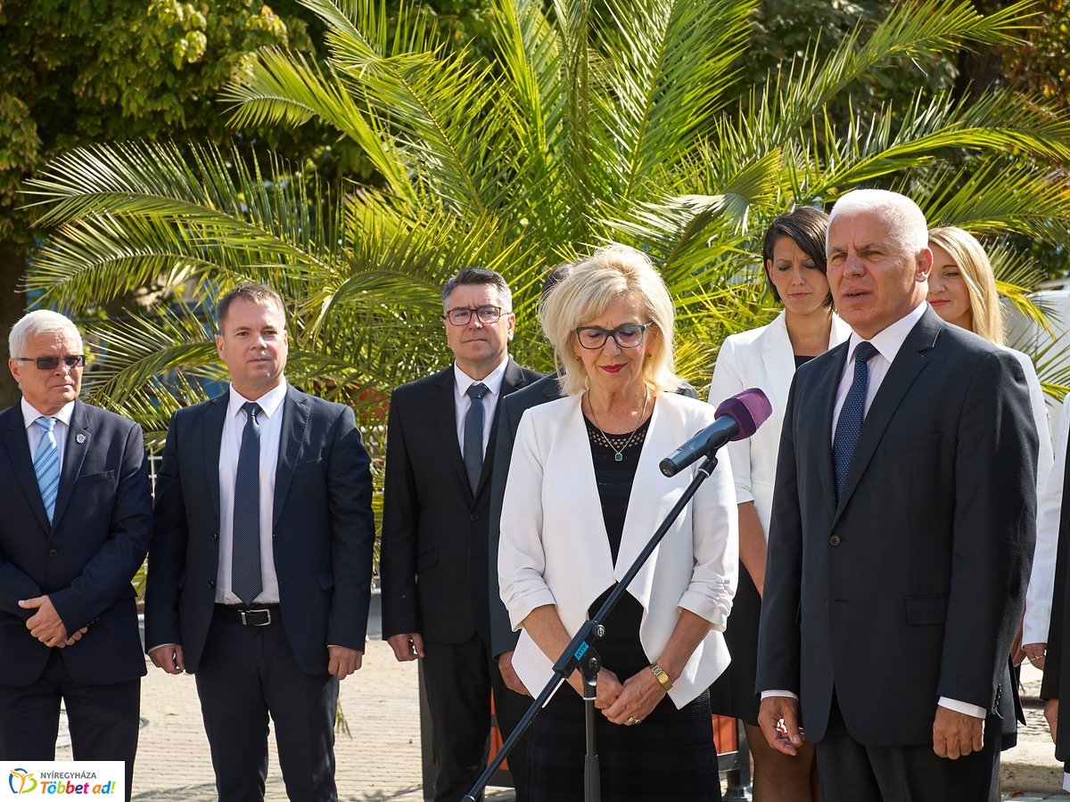 Sajtótájékoztató a Kossuth téren