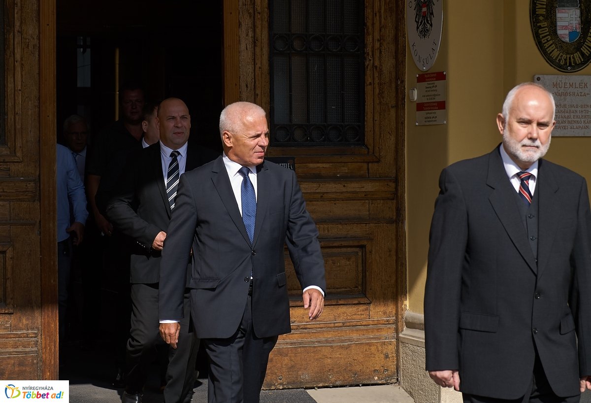 Sajtótájékoztató a Kossuth téren