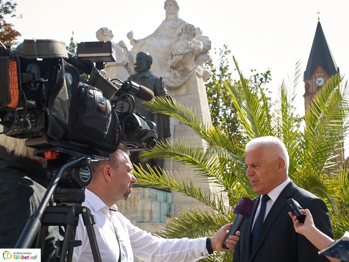 Sajtótájékoztató a Kossuth téren