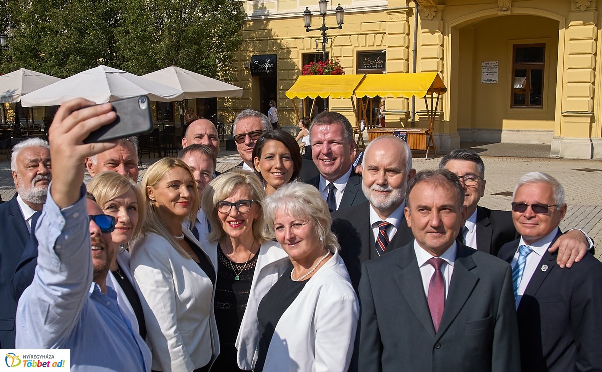 Sajtótájékoztató a Kossuth téren