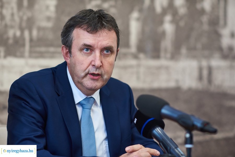 Sajtótájékoztató az iparfejlesztésről