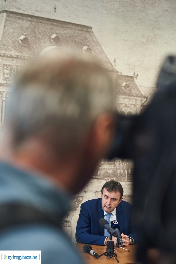 Sajtótájékoztató az iparfejlesztésről