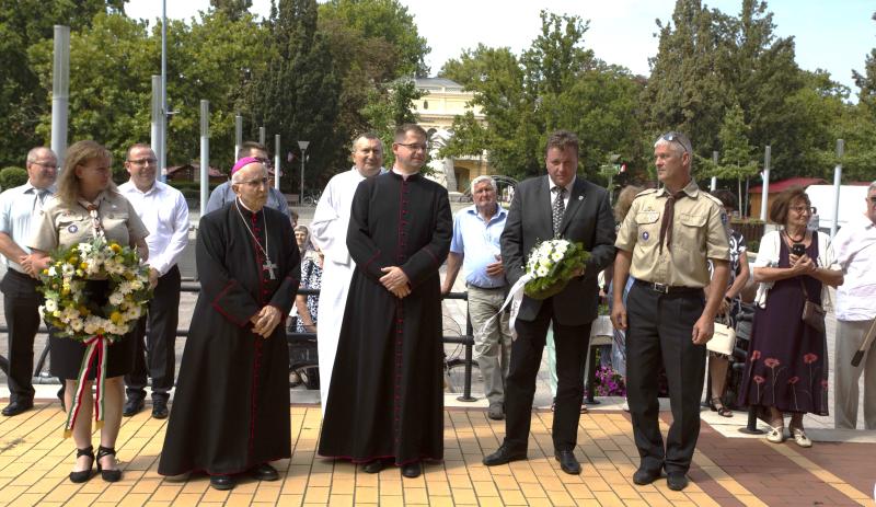 Samassa József bíboros emléktáblájának koszorúzása