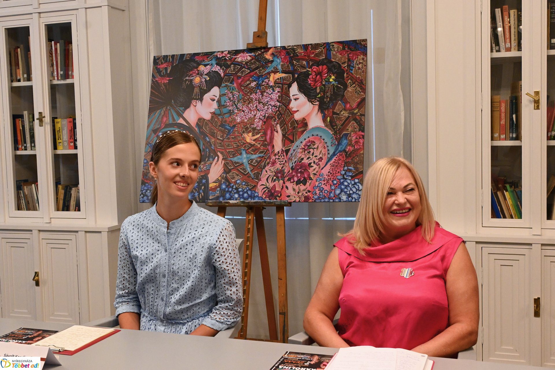 Sávolt Karolina és a Zema porcelán ékszereinek közös kiállításáról tájékozódtak a sajtó munkatársai